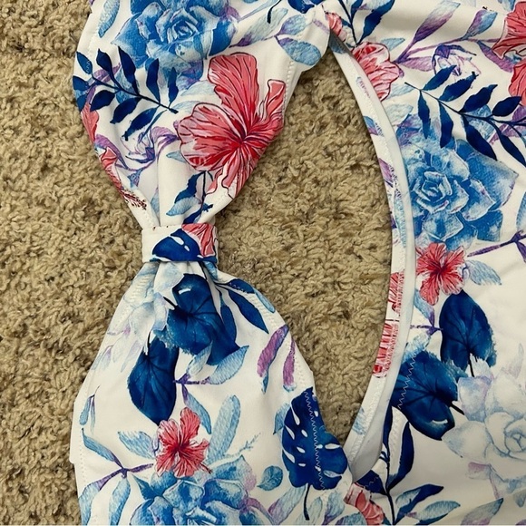 Cupshe White Floral Cut Out Scalloped One Piece Size Large - Picture 3 of 7